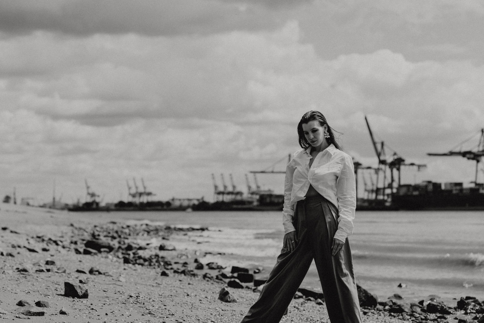 portraitshooting hamburg, elbstrand fotoshooting, female empowerment fotografie, photovogue beitrag, schwarz weiß porträt, fotografie frauen, moderne portraitfotografie, portrait einer frau, visuals of strength, fotografie blog deutschland, editorial shooting hamburg